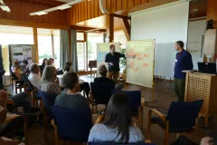 Teilnehmende der Tagung diskutieren