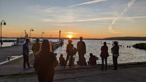 Tagungsteilnehmende bei Sonnenuntergang am Ufer der Insel Vilm
