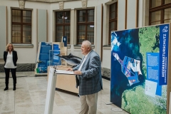 Dr. Alfred Herberg vom Bundesamt für Naturschutz (BfN) vor den Exponaten