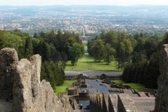 Das Foto zeigt einen Weitblick auf die Stadt Kassel. Das Bild wurde im Bergpark Wilhelmshöhe an den Kaskaden der Wasserspiele aufgenommen.