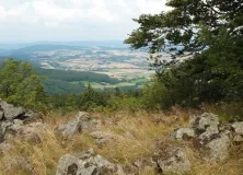Das Bild zeigt einen Weitblick in eine strukturreiche Landschaft. Es wurde von einem felsigen Standort aufgenommen.