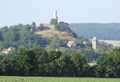 Es ist die exponierte Felsburg in Felsberg zu sehen.