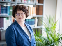 Präsidentin Sabine Riewenherm steht in der Bibliothek
