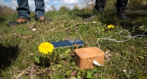 Teilnehmende probieren Sonofikationsgeräte aus, mit denen elektrische Widerstände zum Beispiel innerhalb von Pflanzen oder Pilzen hörbar gemacht werden können, die sich je nach Art, Jahreszeit und Vitalität unterscheiden 