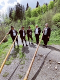 Fünf Menschen stehen mit drei Alphörnern in Oberstdorf im Allgäu.