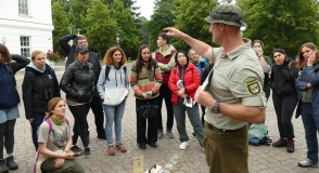 Teilnehmende des Klaus Töpfer Fellowship auf Exkursion mit einem Ranger