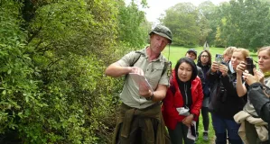Teilnehmende des Klaus Töpfer Fellowships auf Exkursion mit einem Ranger