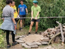 Menschen arbeiten draußen in einem Garten