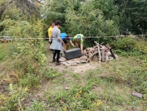 Menschen arbeiten draußen in einem Garten