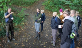 Eine Gruppe Menschen im Wald. 