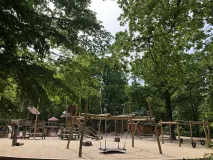 Ein Spielplatz mit Sand und Holz-Spielgeräten