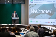 BfN-Vizepräsident Thomas Graner steht am Rednerpult bei der Eröffnung der fünften Europäischen Fachkonferenz zu Biodiversität und Klimawandel.