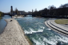 Ein Fluss mit zwei Ufern und Steinen. 