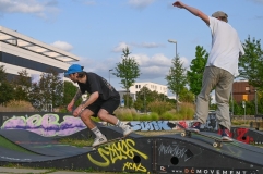 Zwei Personen auf einem Skateplatz