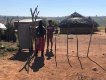 Auf der Abbildung sieht man lokale Bevölkerung in einem Dorf in Estwatini