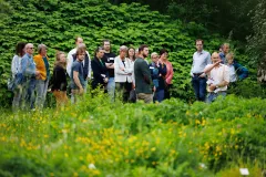 Teilnehmer besichtigen den  Botanischen Garten