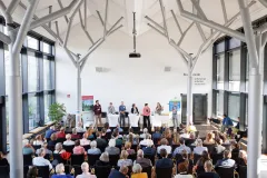Podium und Gäste beim Gartengespräch in Osnabrück