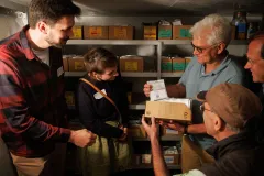 Teilnehmer besichtigen das Archivs im Botanischen Garten