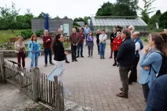 Teilnehmer besichtigen den Botanischen Garten