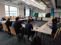 Veranstaltungsraum mit ca. 30 Teilnehmenden und einer Vortragenden