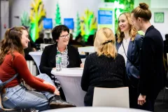 BfN-Präsidentin Sabine Riewenherm im Gespräch mit Preisträger*innen