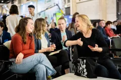 Cornelia Funke, Kinder- und Jugendbuchautorin und Schirmherrin des Preises, im Gespräch mit Preisträger*innen