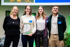 Schirmherrin Cornelia Funke mit Preisträger*innen 