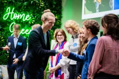 Jurymitglied Jakob Nolte übergibt die Urkunde an die Preisträger*innen des „Jugendnetzwerk Biosphäre“