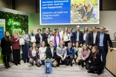 BfN-Präsidentin Sabine Riewenherm gemeinsam mit den Preisträger*innen und Jurymitgliedern des Deutschen Jugend-Naturschutzpreises