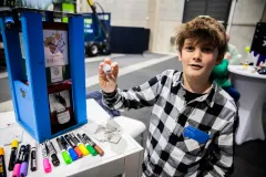 Mats Mai präsentiert den Saatgutautomaten seines Bruders Jonte Mai, der bei der Preisverleihung nicht dabei sein konnte.