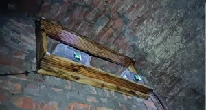 Zwei Luftfilter, die in den Klosterruinen von Eldena, Deutschland, DNA sammeln