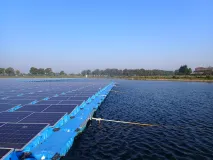 Das Foto zeigt eine weitreichende schwimmende PV-Anlage auf blauen Schwimmkörpern mit Seilen zur Verankerung.