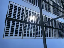 Blick von unten auf die Module einer hoch aufgeständerten Solaranlage