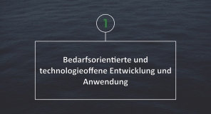 Weißer Text in Weißem Rahmen vor dunkelblauem, ruhigen Wasser. Text: Bedarfsorientierte und technologieoffene Anwendung und Entwicklung