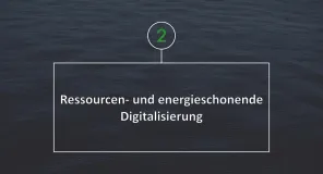   Weißer Text in Weißem Rahmen vor dunkelblauem, ruhigen Wasser.  Text: Ressourcen- und energieschonende Digitalisierung