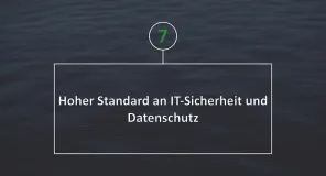 Weißer Text in Weißem Rahmen vor dunkelblauem, ruhigen Wasser. Text: Hoher Standard an IT-Sicherheit und Datenschutz
