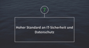 Weißer Text in Weißem Rahmen vor dunkelblauem, ruhigen Wasser. Text: Hoher Standard an IT-Sicherheit und Datenschutz