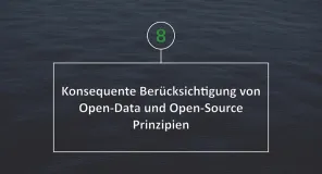Weißer Text in Weißem Rahmen vor dunkelblauem, ruhigen Wasser. Text: Konsequente Berücksichtigung von Open-Data und Open-Source Prinzipien