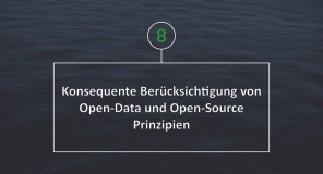 Weißer Text in Weißem Rahmen vor dunkelblauem, ruhigen Wasser. Text: Konsequente Berücksichtigung von Open-Data und Open-Source Prinzipien