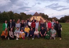 Eine Gruppe von ca. 40 jungen Menschen steht für ein Gruppenbild auf einer Wiese auf der Insel Vilm.