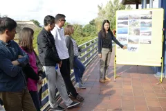 Eine Gruppe von jungen Menschen tauscht sich auf der Insel Vilm über ihre Arbeit aus. 