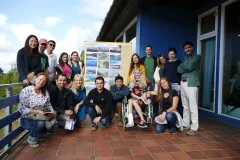 Eine Gruppe von jungen Menschen tauscht sich auf der Insel Vilm über ihre Arbeit aus.