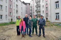 Personengruppe im Innenhof, der umgestaltet wird