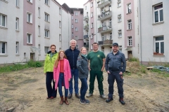 Personengruppe im Innenhof, der umgestaltet wird