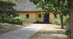 Eingang zum Reetgedecktem Haus auf der Insel Vilm