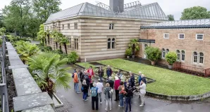 Teilnehmer besichtigen das Geländer der Wilhelma in Stuttgart