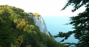 Das Foto zeigt den Kreidefelsen Königsstuhl auf der Insel Rügen.