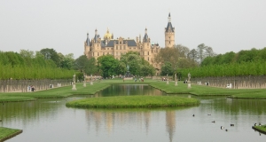 Das Foto zeigt die Park- und Wasserlandschaft mit dem Schloss Schwerin.