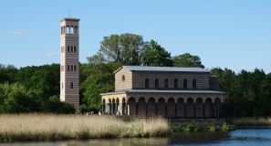 Das Foto zeigt die Heilandskirche Sacrow am Havelufer.