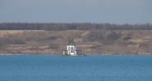 Das Foto zeigt die schwimmende Kirche „Vineta“ auf dem Störmthaler See an einem sonnigen Wintertag.